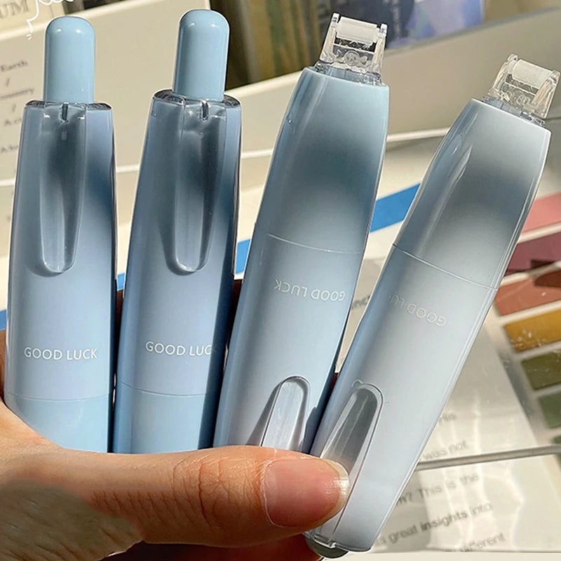 Eine Hand hält vier Flaschen von Good Luck strapazierfähigem Klebeband mit doppelseitiger Klebefläche in hellblauer Verpackun
