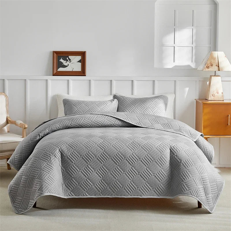 Lightweight All-Season Quilted Bedding Set with Pillow Shams