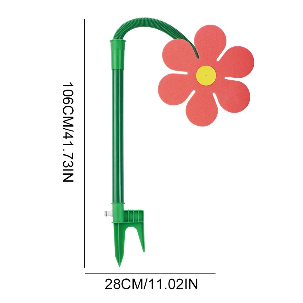 Arroseur de pelouse floral vert en rotation avec tuyau long vert et tête de fleur rouge.