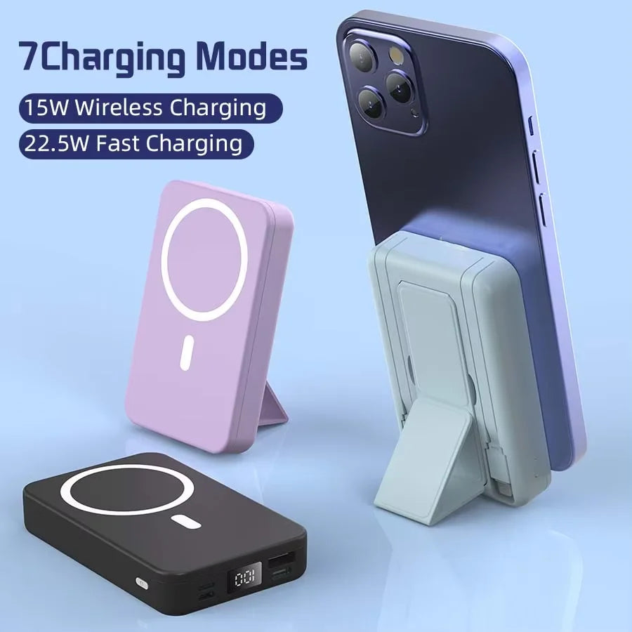 Lila Handy neben rosa magnetischer Wireless-Ladepad und schwarzer Powerbank