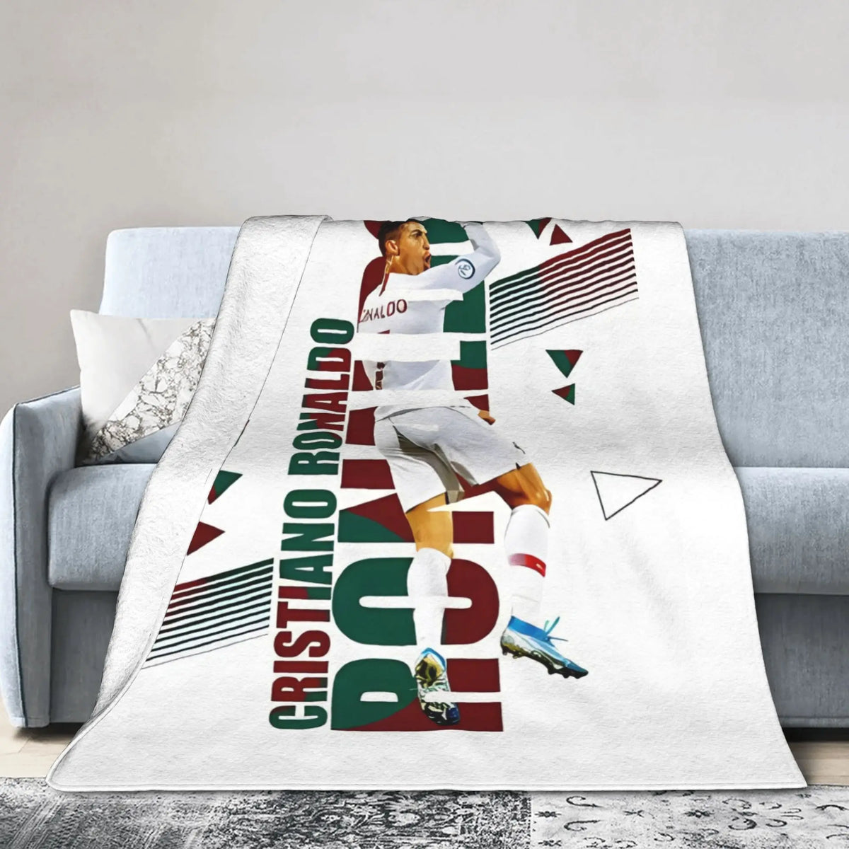 Ein Überwurf mit grafischem Design von Cristiano Ronaldo in weiß-roter Trikot.