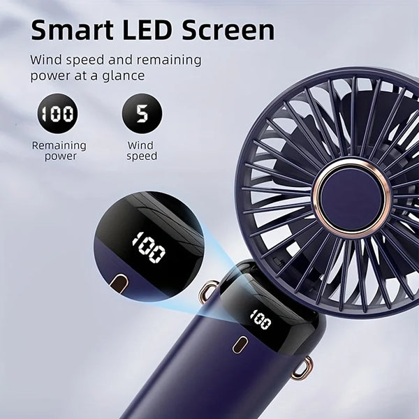 Nahaufnahme eines dunkelblauen Mini-Ventilators mit LED-Display für verbleibende Leistung und Windgeschwindigkeit, neben eine