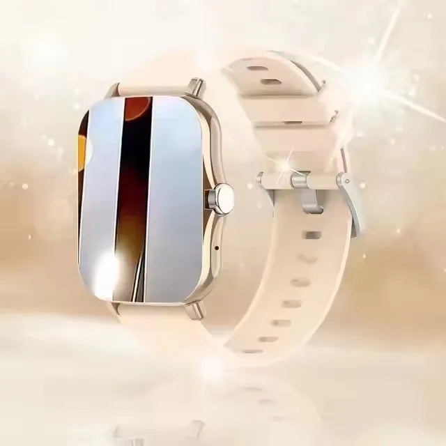 Nahaufnahme einer silbernen Smartwatch mit vollfarbigem Touchscreen und einem hellbeigen Armband, beleuchtet von hellen Licht