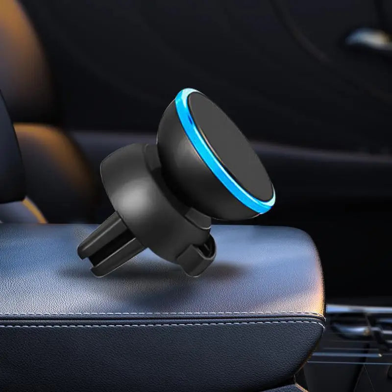 Support de téléphone magnétique noir avec accent bleu vif posé sur un siège de voiture sombre.