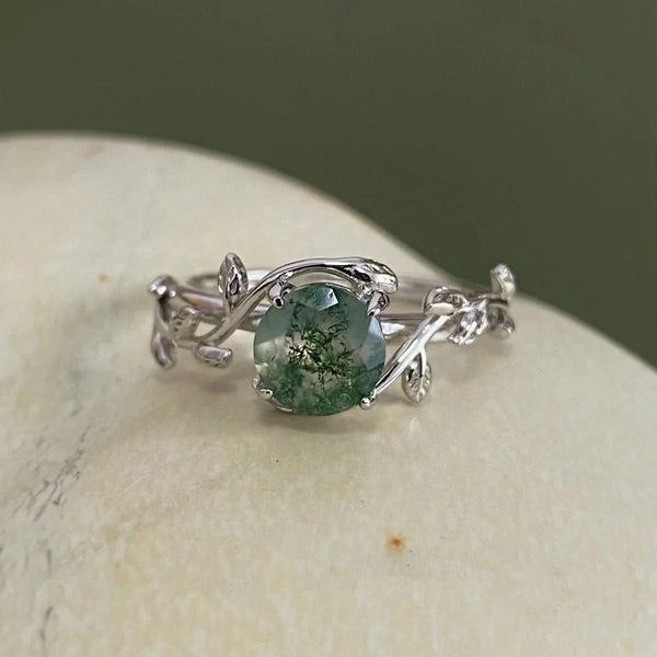 Anillo de plata esterlina con piedra de aguamarco verde pulida, en diseño de alambre orgánico.