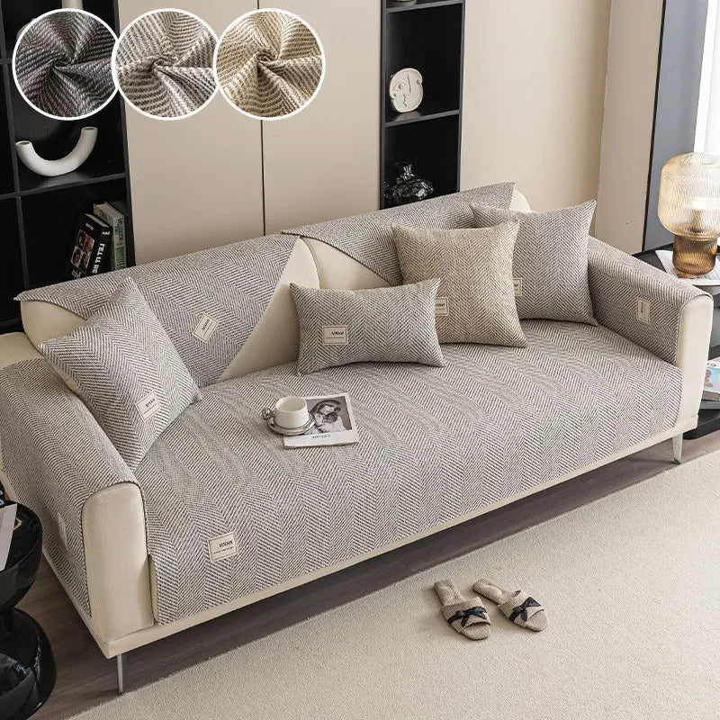 Un coussin de canapé gris clair à tissu texturé est exposé sur un sol de salon moderne.