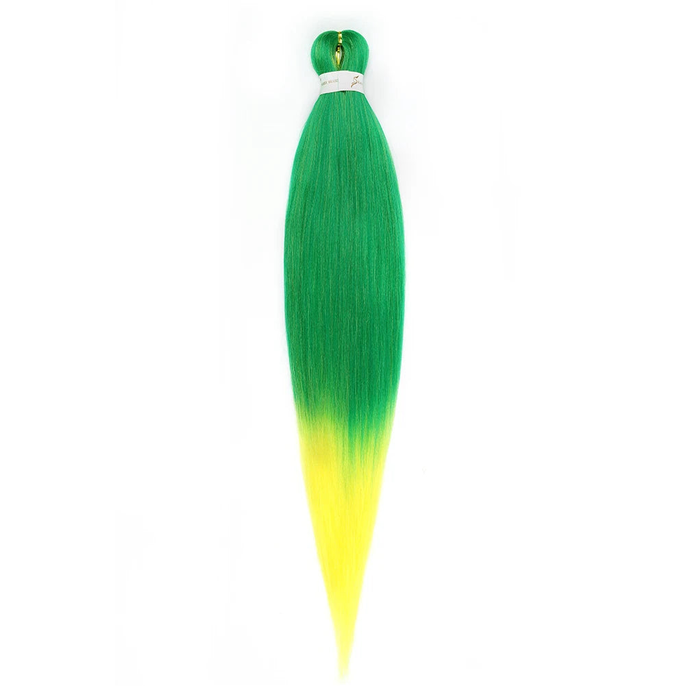Bündel von vorgezogenen Ombré-Extensions für Flechtfrisuren mit einem leuchtenden Grün-Gelb-Farbverlauf.
