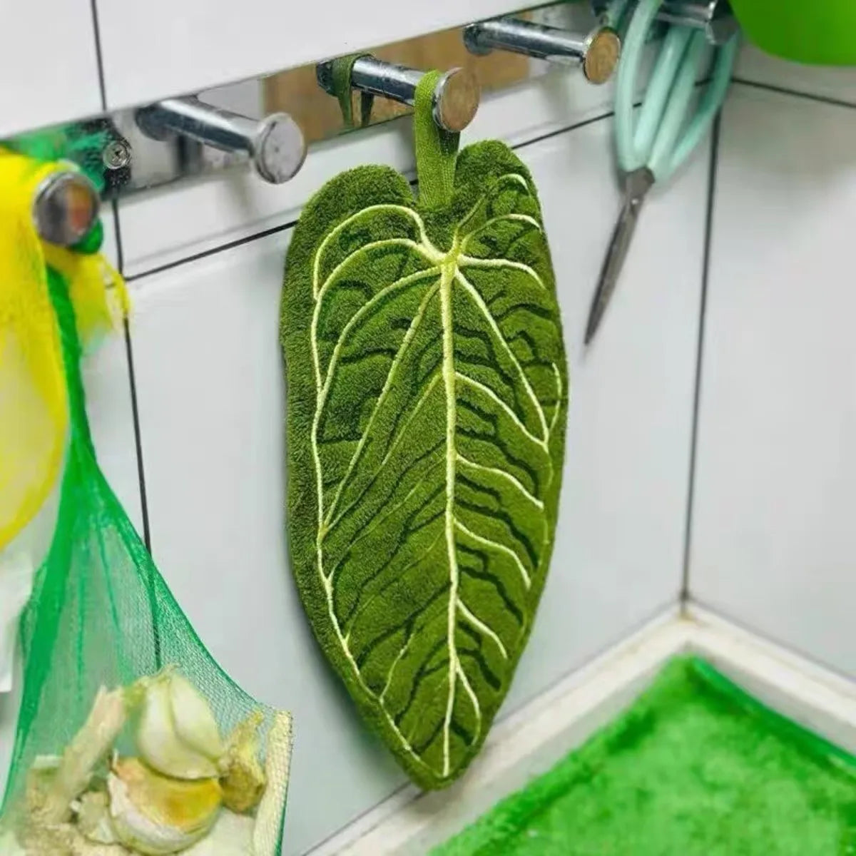 Leaf Design Ultra-Absorbent Quick-Dry Hand Towel with Hanging Loop