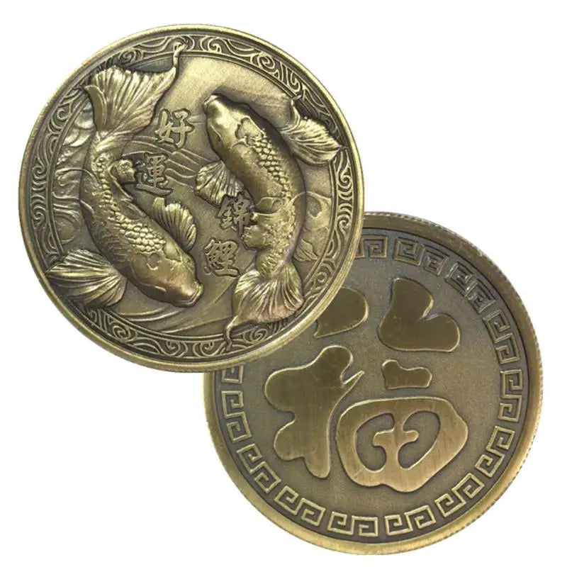 Vintage goldfarbene chinesische Münze mit Koi-Design für Neujahrsgeschenke.