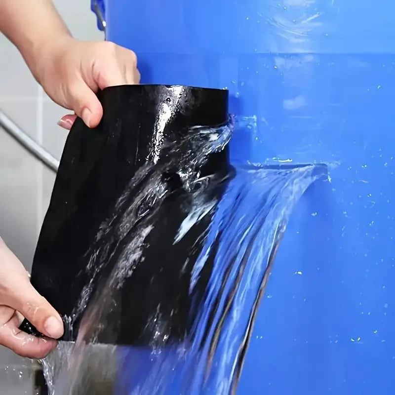 Eine Hand appliziert strapazierfähiges schwarzes wasserdichtes Klebeband auf einen blauen Plastikbehälter.
