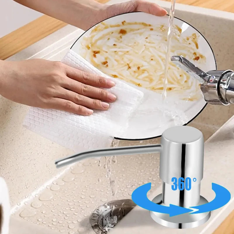 Eine Hand benutzt einen Spender für Küchenseife unter der Spüle, um Wasser auf einen Teller zu geben.