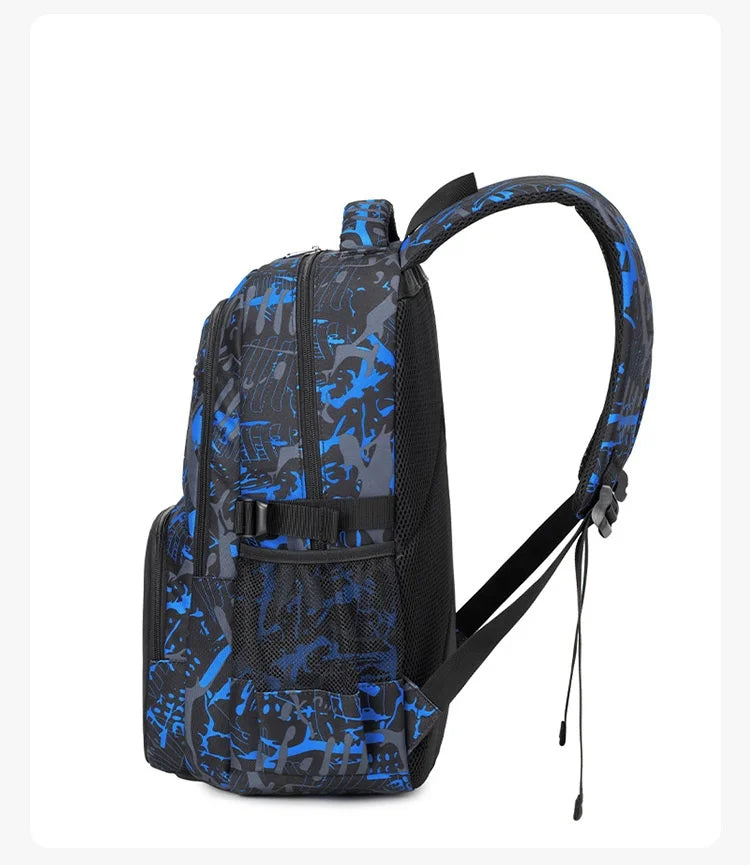 Wasserfeste Rucksack für Jungen mit schwarz-blauem Graffiti-Muster.