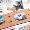 Handgemaltes Kraft-Scrapbook-Album gefüllt mit Fotos und Papierarbeiten, die Bilder von Menschen und Landschaften zeigt.