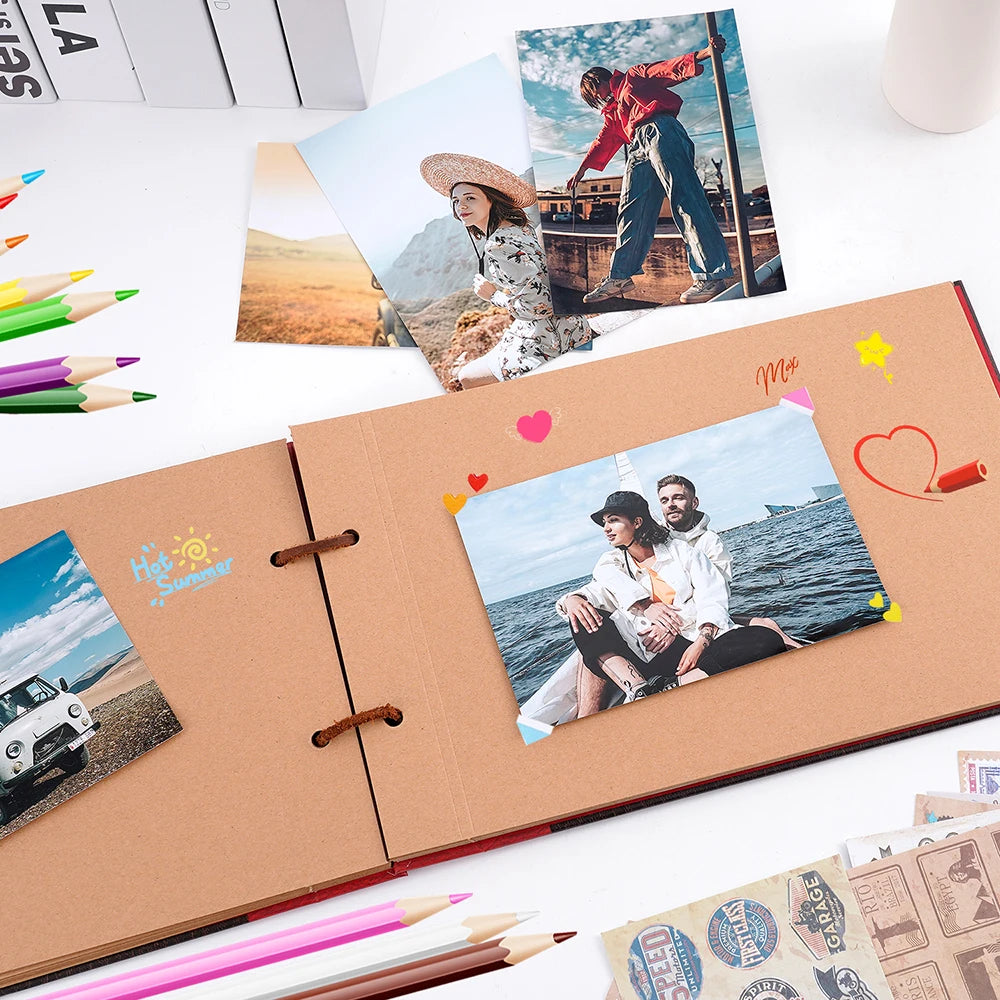 Handgemaltes Kraft-Scrapbook-Album gefüllt mit Fotos und Papierarbeiten, die Bilder von Menschen und Landschaften zeigt.