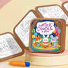 Set wiederverwendbare Wasser-Doodle-Bücher mit braunen Einbänden und orangefarbenen Zeichenstiften auf einer hellen Holzoberf