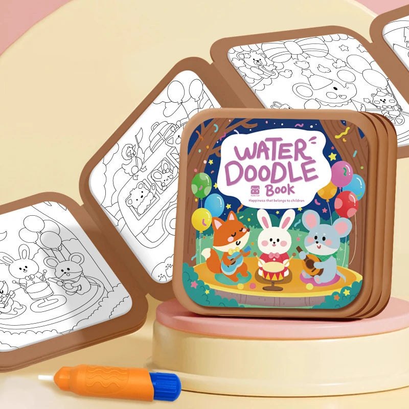 Set wiederverwendbare Wasser-Doodle-Bücher mit braunen Einbänden und orangefarbenen Zeichenstiften auf einer hellen Holzoberf