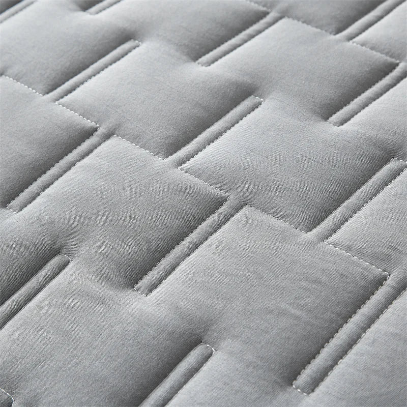 Lightweight All-Season Quilted Bedding Set with Pillow Shams