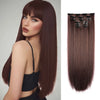 Gros plan d'une femme modélisant des extensions de cheveux clip-in droites de 22 pouces, couleur brun foncé.
