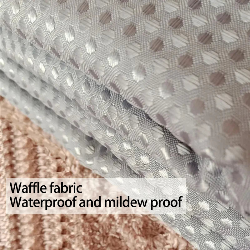 Primer plano de una cortina de ducha de tela waffle color beige claro, mostrando su textura y acabado impermeable.
