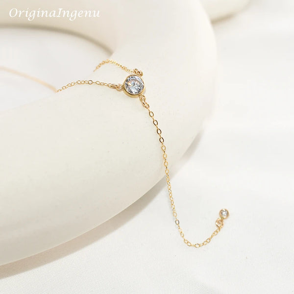 Collar con colgante en forma de Y bañado en oro y circonia cúbica