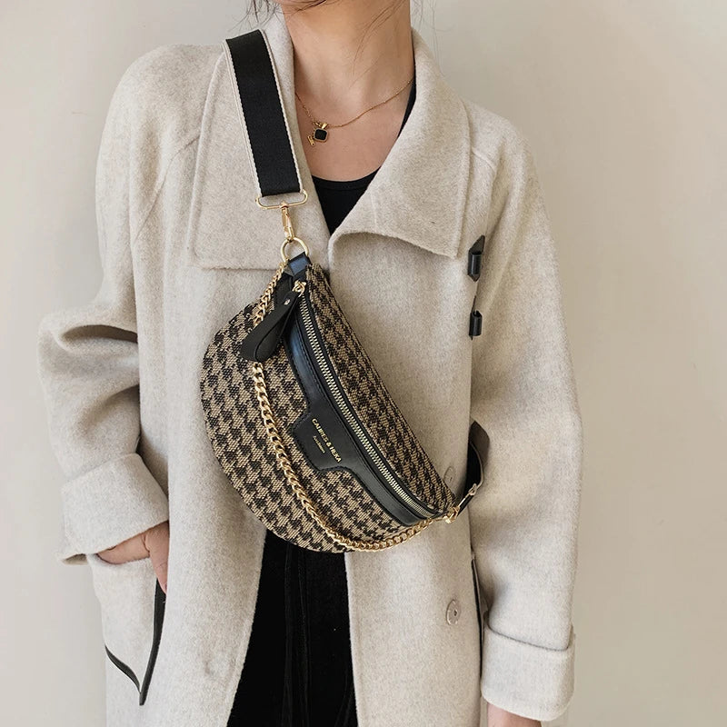 Beige Mantel mit schwarzer Leder-Crossbody-Tasche mit Leopardenmuster und goldfarbenen Details.
