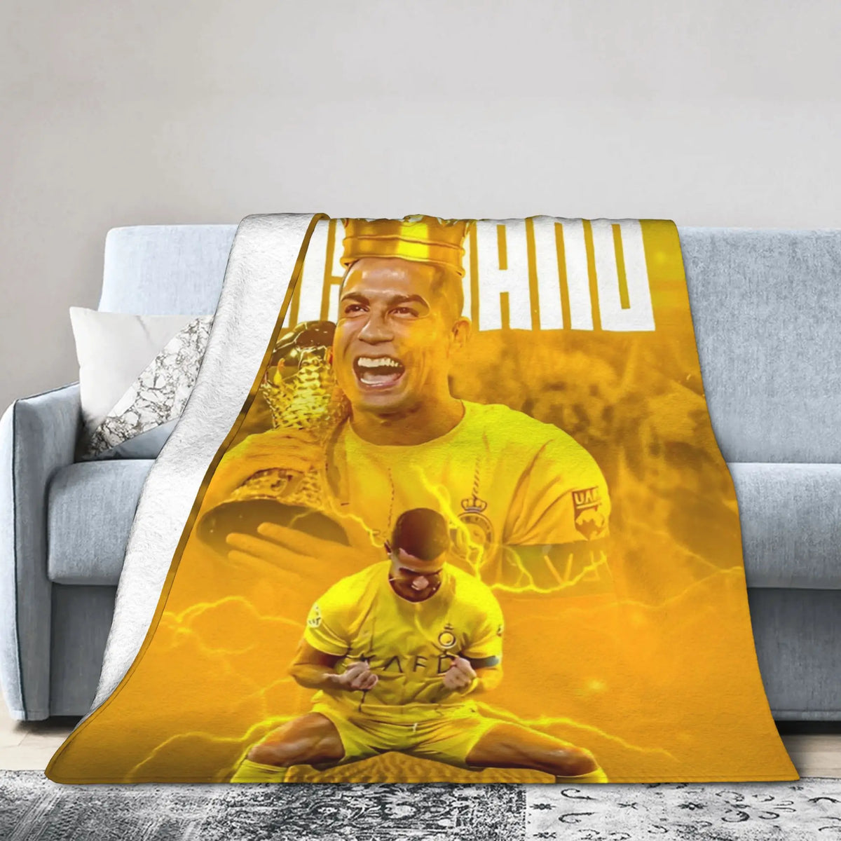 Gelb-orange Grafik mit Fußballspieler in goldener Krone auf einem Überwurf.