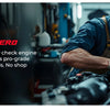Mechaniker arbeitet an einem Motor mit einer professionellen Prüfmaschine für Lecktests.