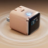 Chargeur intelligent beige avec écran noir et voyant bleu, sur une surface lisse.
