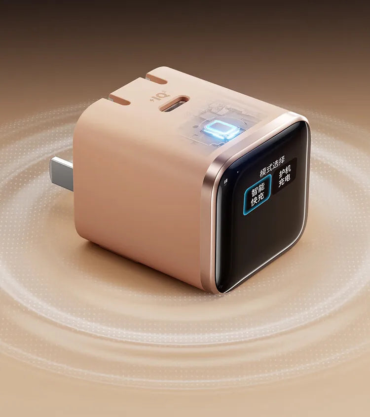 Chargeur intelligent beige avec écran noir et voyant bleu, sur une surface lisse.