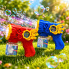 Rotes und blaues automatisches Blasgewehrspielzeug bläst Blasen auf einer grünen Rasenfläche.