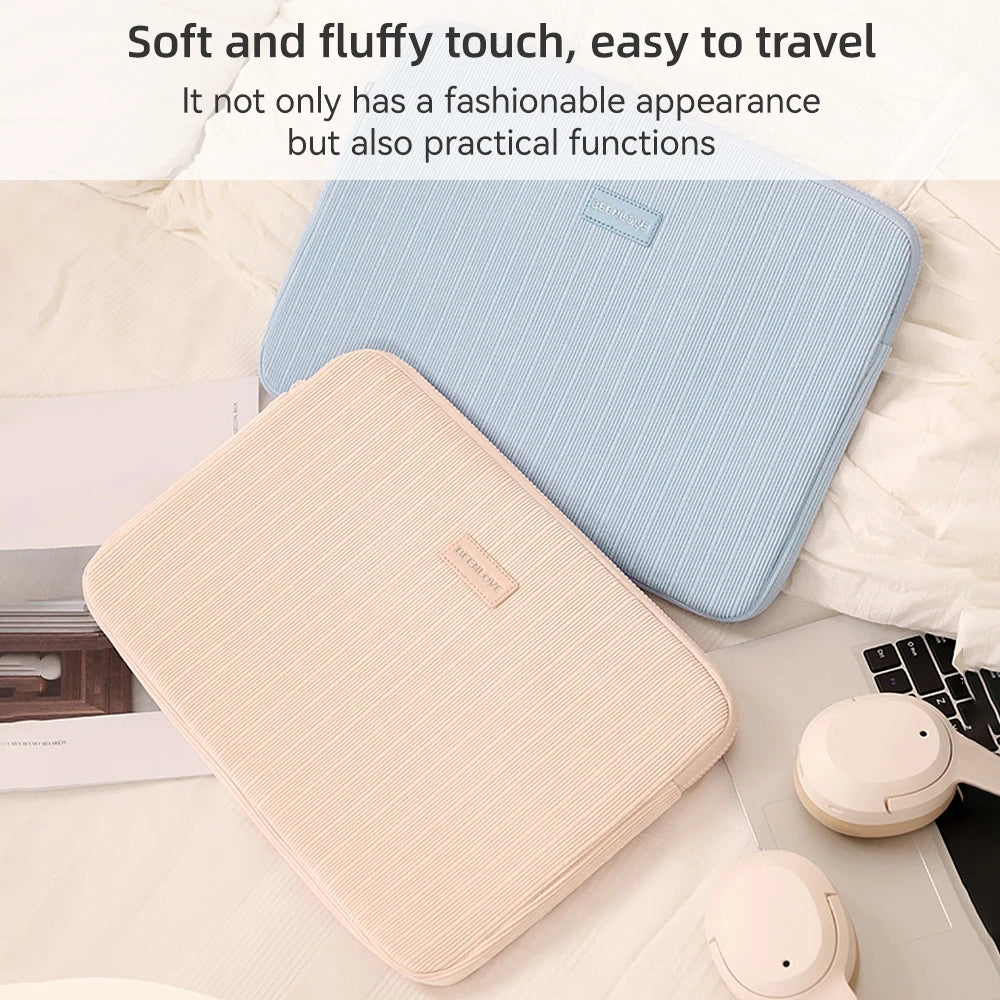 Una funda protectora rosa claro para portátil, apoyada sobre ropa de cama blanca.