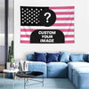 Pink-schwarz gestreifte Flaggen-Tapestry mit einem großen Fragezeichen auf weißem Hintergrund