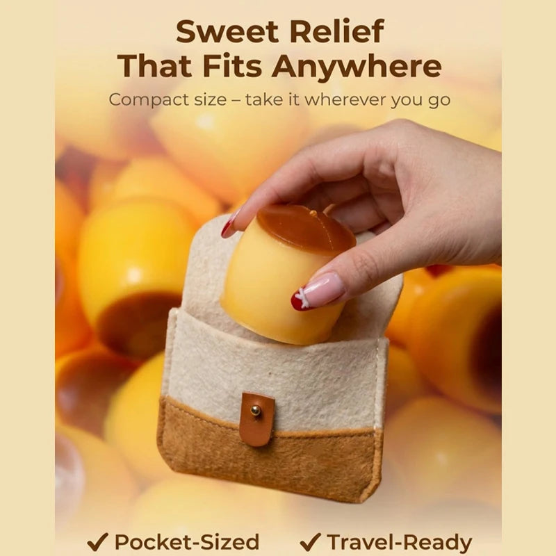 Eine Hand hält einen kleinen, gelben Karamellduft-Stressball in einer beigen Stofftasche.