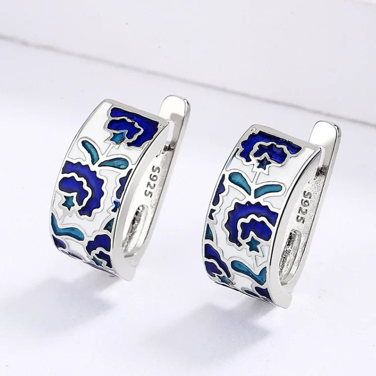 Klassische Ohrstecker mit Blumenmotiv in Blau und Emaille