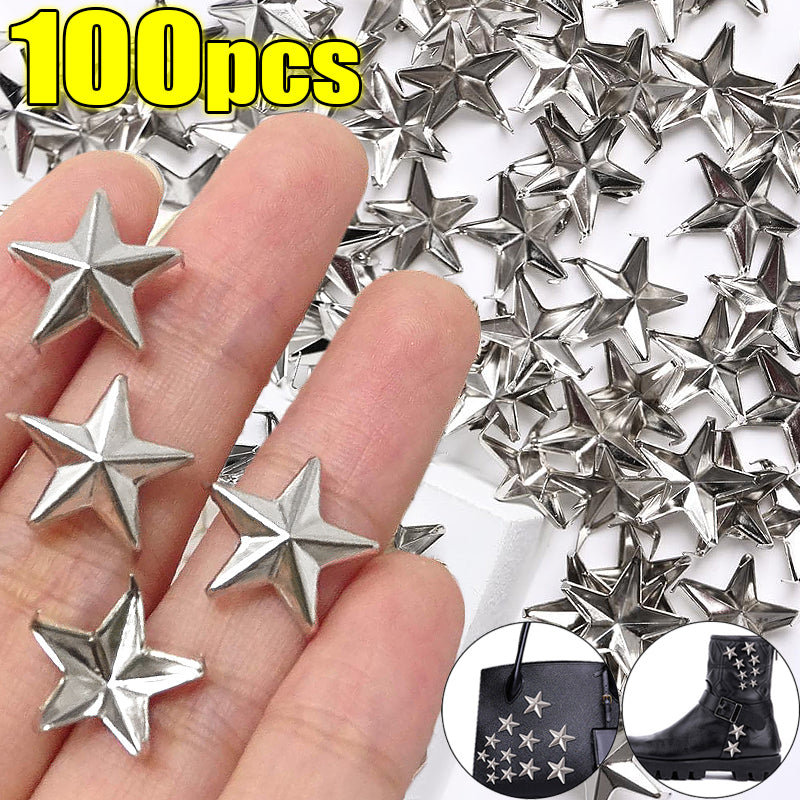 Eine Hand hält eine Sammlung silberner Stern-Riegel für Kleidung und Accessoires.