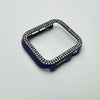 Funda de adorno de diamantes plateados azul oscuro para Apple Watch, mostrada sobre fondo blanco.