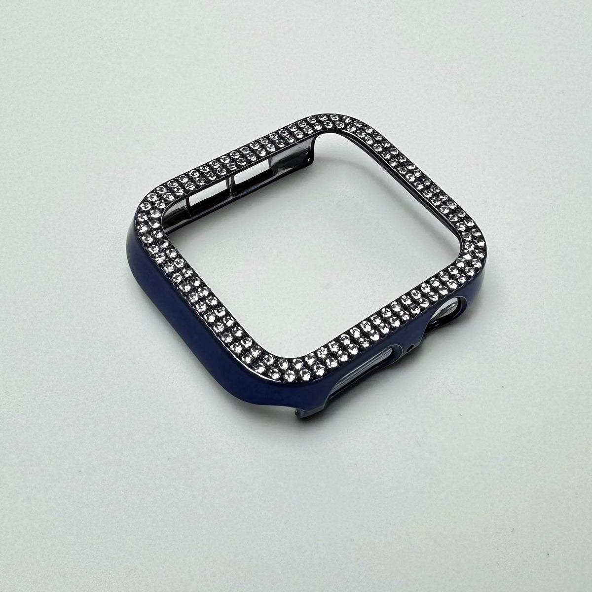 Funda de adorno de diamantes plateados azul oscuro para Apple Watch, mostrada sobre fondo blanco.