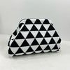 Clutch de diseño geométrico en blanco y negro con forma plegada.