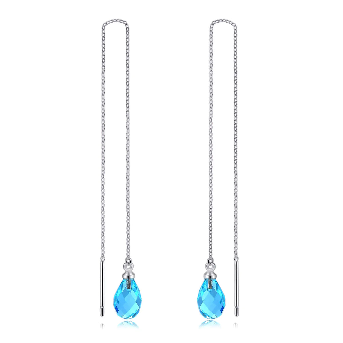 Un par de elegantes pendientes colgantes de circonita de imitación con cadenas de plata y colgantes de piedra azul.