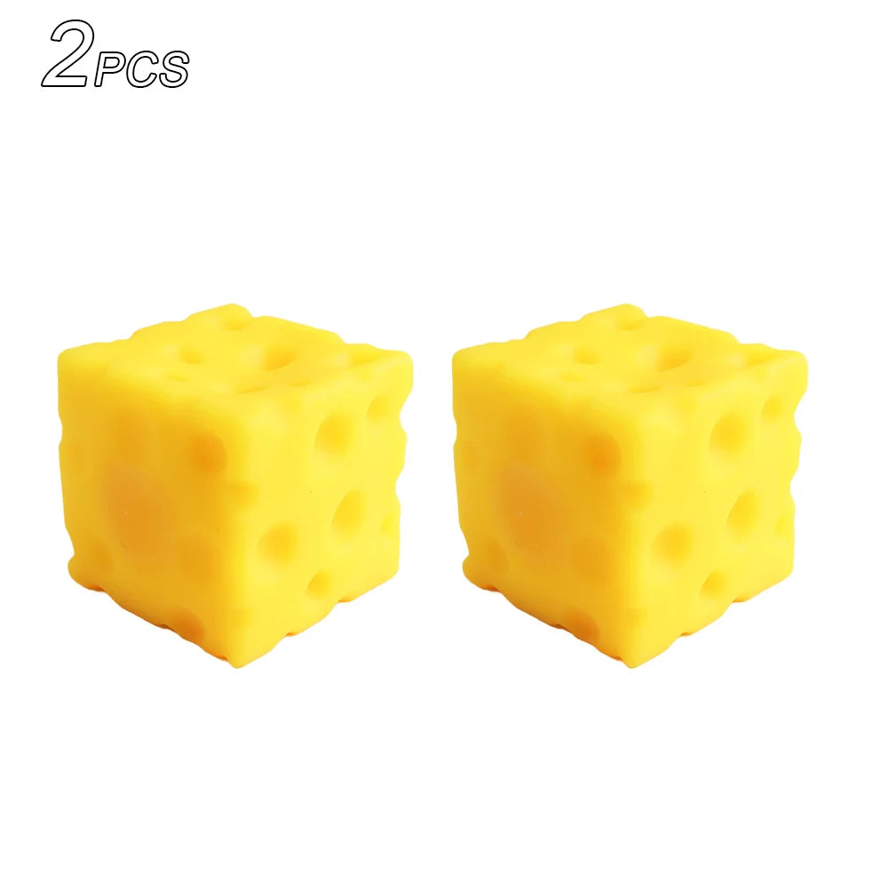 Deux jouets anti-stress en forme de fromage jaunes à presser.