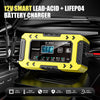 Cargador de batería amarillo de plomo-ácido y LiFePO4 de 12V en primer plano sobre una superficie negra.