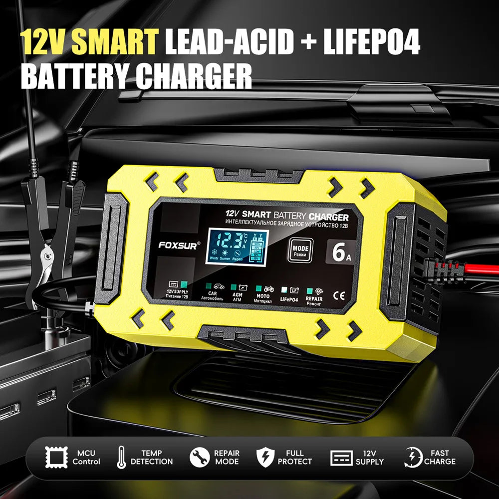 Cargador de batería amarillo de plomo-ácido y LiFePO4 de 12V en primer plano sobre una superficie negra.