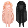 Ein Paar satinierte Schlafbonnets in pink und schwarz für lockiges Haar