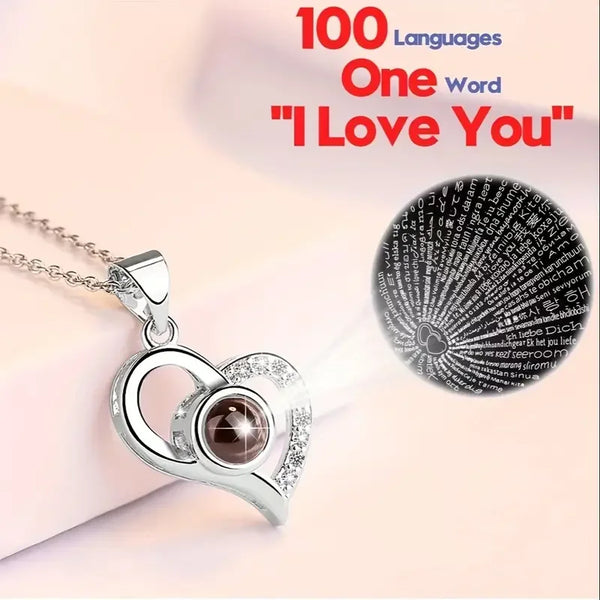 Collar de rosa de corazón plateado con cadena mostrado sobre fondo blanco.