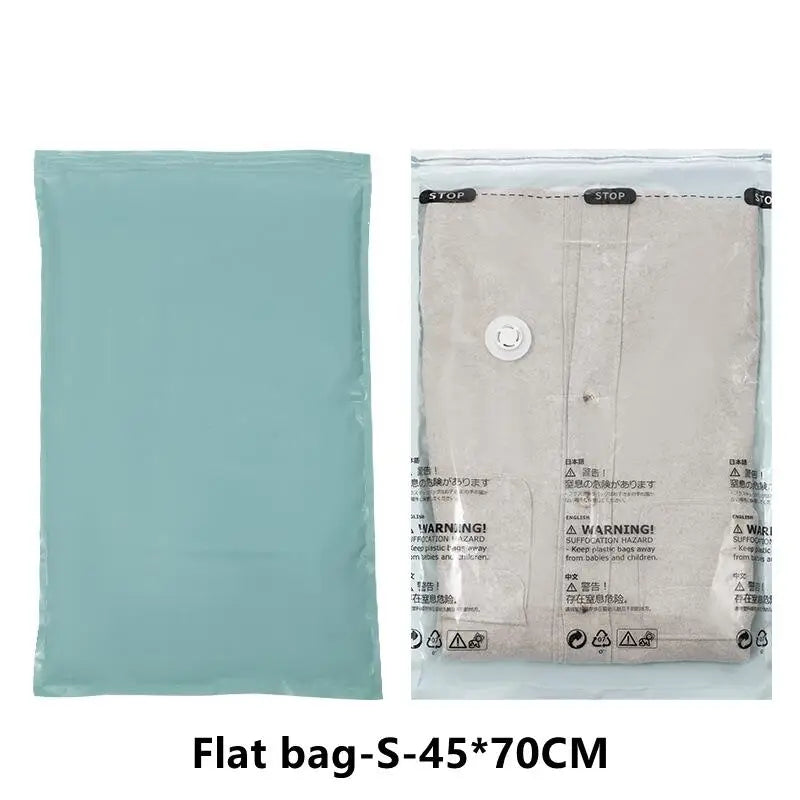 Sac plat pour stockage à l'aspirateur, en tissu bleu clair et beige.