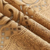 Nahaufnahme von beigen, hohlen perforierten Vorhängen mit filigraner Spitze und Zierranddetails.