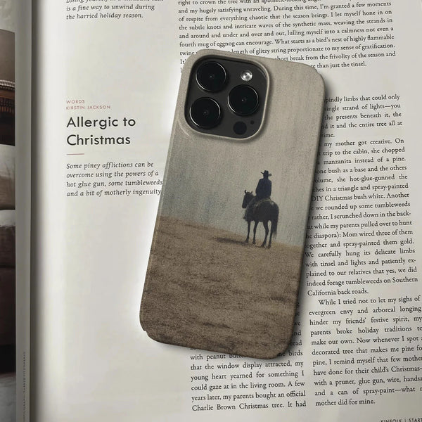 لقطة مقربة لهاتف غرب وحشي قديم بغطاء بلون بني داكن.