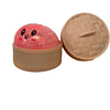 Pinkes glitzerndes Squishy-Dumpling-Sensorikspielzeug mit passender beige Deckel.