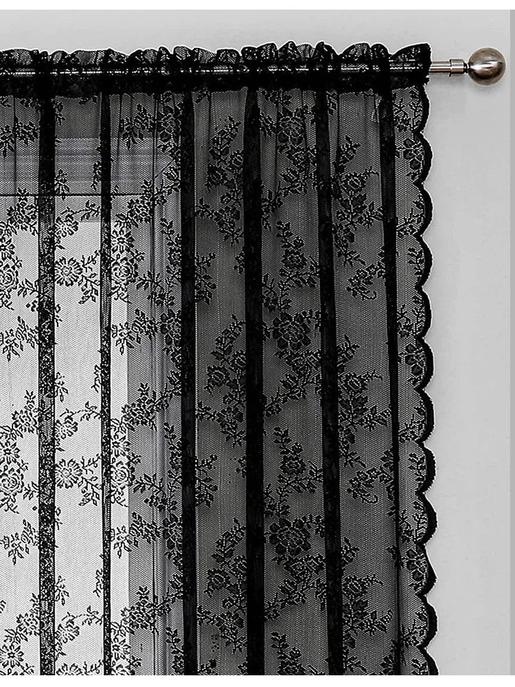 Rideaux en dentelle florale noire, suspendus à une tringle, avec des panneaux transparents et opaques.
