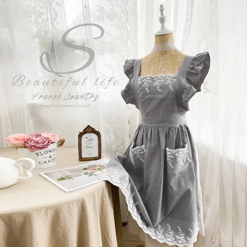 Graues Baumwoll-Leinen-Miederkleid mit Spitzenbesatz auf einem Mannequin.